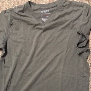 urban pipeline men’s medium v-neck t shirt